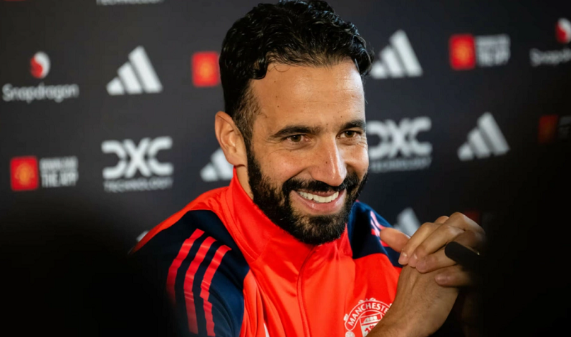 cap-ben-mu-khi-sporting-lisbon-dang-thang-hoa-hlv-amorim-co-cam-thay